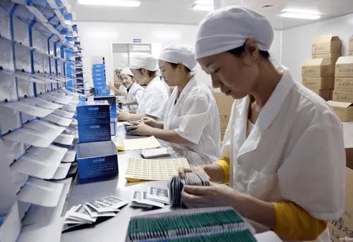 电子厂哪些部门更可能遇到年轻女性？与电子产品销售的对比分析